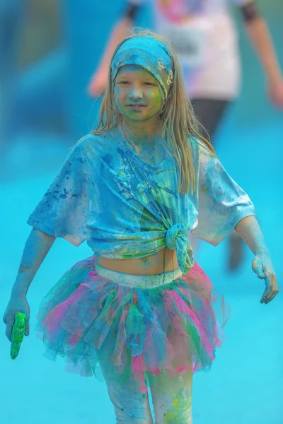 소녀 에 스커트 에 이 마지막 블루 역 에 컬러 실행 Tropicolor w — 스톡 사진