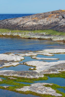 Kaya oluşumları ile beyaz Baltık sahilinde segmentlerinde