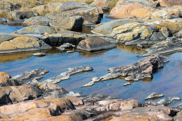 Klippformationer vid Östersjöns strand — Stockfoto