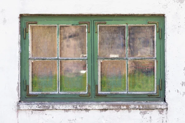 Verwittertes rustikales Fenster mit grünen Rahmen — Stockfoto