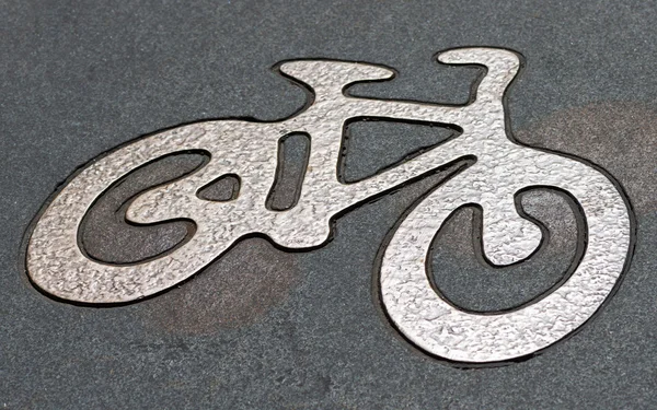 Sinal de bicicleta em metal no chão — Fotografia de Stock