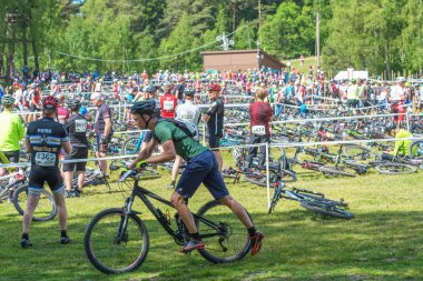 Lida loo hazırlıkları başlamadan önce dağ bisikleti yarışı