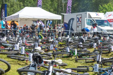 Dağ bisikleti Lida döngü başlangıç alanda çimlerin üzerine