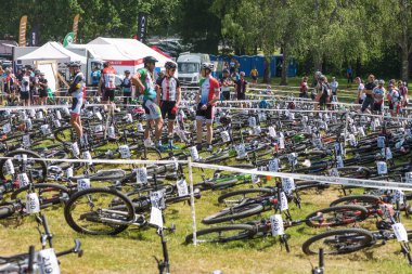 Dağ bisikleti Lida döngü başlangıç alanda çimlerin üzerine