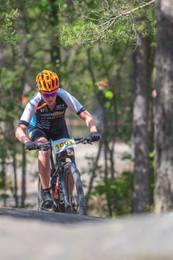 Kadın BBES25AK bisikletçi Lida döngü, ormandaki