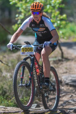 Kadın BBES25AK bisikletçi Lida döngü, ormandaki