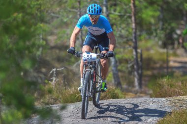 Lida döngü de ormanda Mountainbike bisikletçi