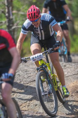 Mtb bisikletçiler yaz aylarında Lida döngü de ormanlarda kovalayan