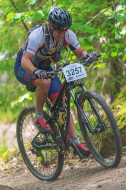 Yaz aylarında Lida döngüsünde bir tepeye tırmanma sırıtarak bisikletçi