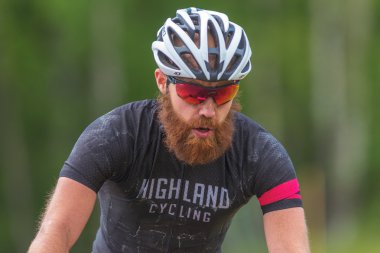 Sakallı Mtb bisikletçi Lida döngü yaz aylarında, closeup