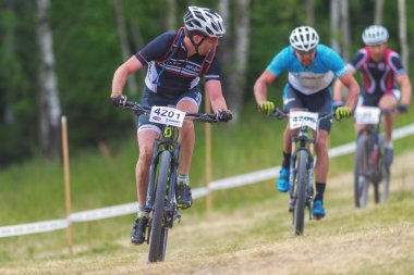 Yaz aylarında Lida döngü, omuz üzerinden seyir Mtb bisikletçi