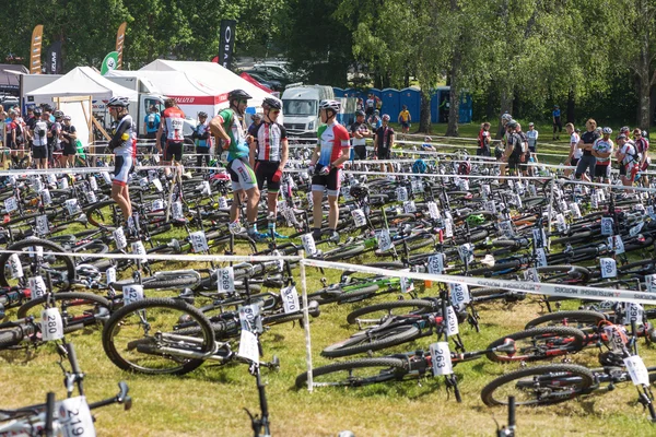 Mountain bikes on grass at the start area at Lida loop — Stock Photo, Image