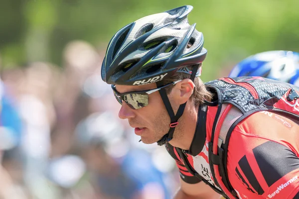 Fechar o rosto de um ciclista em Lida loop corrida de mountain bike — Fotografia de Stock