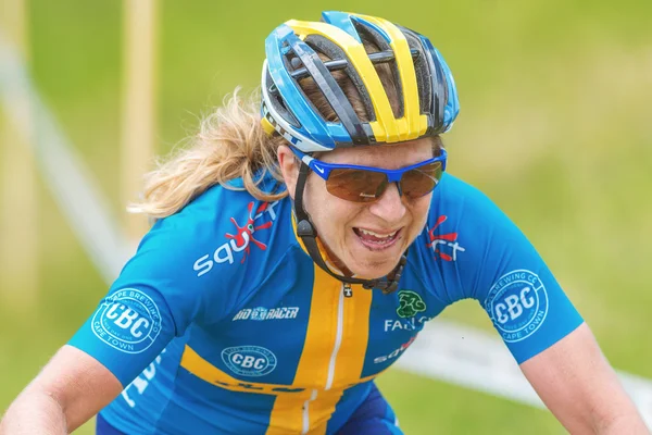 Zbliżenie szczęśliwy kobiet rowerzysta Mtb blisko mety w pokrywie — Zdjęcie stockowe