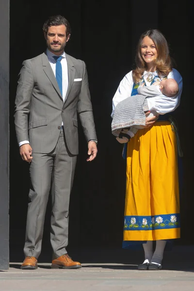 Prins Carl Philip og prinsesse Sofia med deres nyfødte prins - Stock-foto