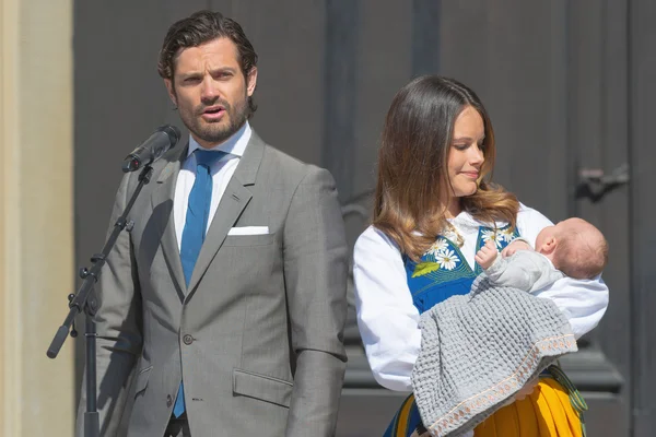 Prins Carl Philip og prinsesse Sofia med deres nyfødte prins - Stock-foto