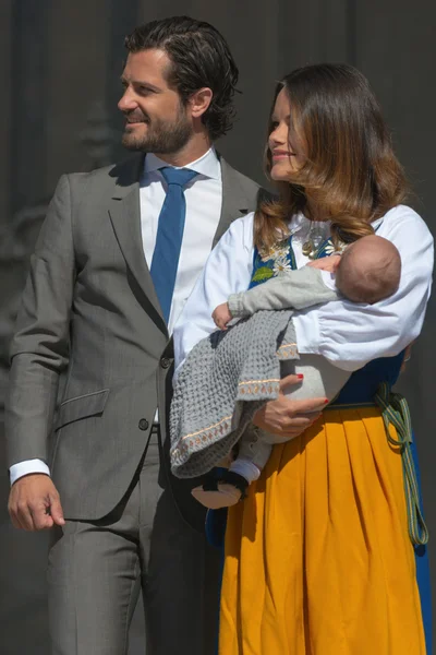 Príncipe Carl Philip e Princesa Sofia com seu recém-nascido Príncipe — Fotografia de Stock