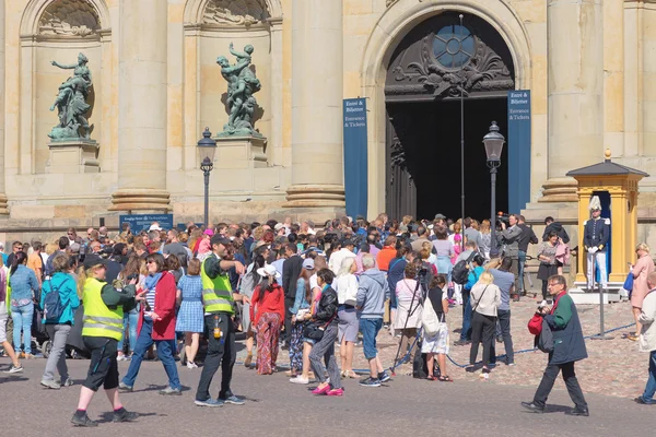 Público entrar en el castillo real durante la celebración nacional da — Foto de Stock