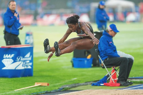 Khaddi Sagnia en el salto de longitud de las mujeres en la Liga de Diamantes de la IAAF — Foto de Stock