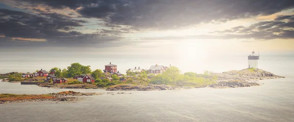 Vuurtoren Svartklubben in Grisslehamn van bovenaf in een extreme p — Stockfoto