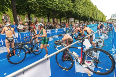Yüzme ve kadınlar ITU Triathl Bisiklet arasında geçiş