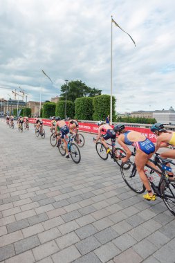 Kadınlar ITU triatlon geniş açılı manzaraya bisikletçiler grup 