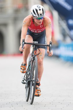 Flora kadınlar ITU triatlon de kurşun içinde Bisiklete binme Duffy (Ber)