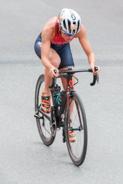 Lider Flora kadın ITU Tri Bisiklete binme yukarıda Duffy (Ber)