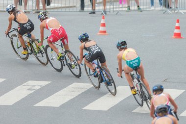 Andrea bir grup önde gelen kadın ITU triatlon e Hewitt (Nzl)