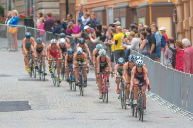 Taylor Stockholm kadınlar ITU triatlon Event'de büyük bir grup önde gelen Knibb (ABD)
