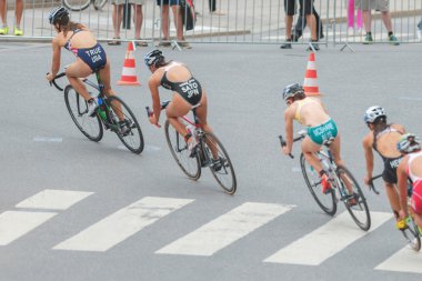 Sarah bir grup önde gelen de kadınlar ITU triatlon bile True (ABD)
