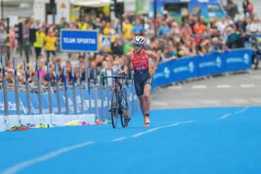Stockholm'deki Women Itu Triatlon etkinliğinde bisiklet ve koşu arasında geçiş