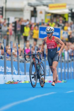Stockholm'deki Women Itu Triatlon etkinliğinde bisiklet ve koşu arasında geçiş