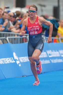 Stockholm'deki Women Itu Triatlon etkinliğinde bisiklet ve koşu arasında geçiş