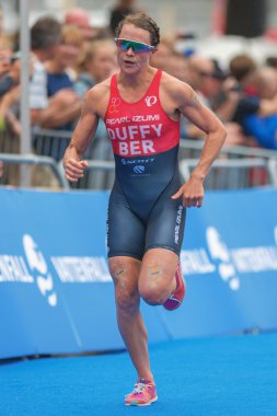 Stockholm'deki Women Itu Triatlon etkinliğinde bisiklet ve koşu arasında geçiş