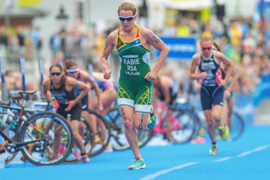 Stockholm'deki Women Itu Triatlon etkinliğinde bisiklet ve koşu arasında geçiş