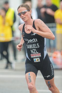 Nicky Samuels (Nzl) koşma içine kadınlar ITU Triath, bir eğri oluşturacak