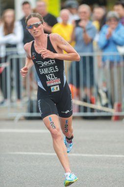 Nicky Samuels (Nzl) koşma içine kadınlar ITU Triath, bir eğri oluşturacak