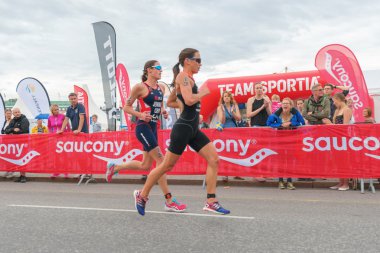 Hewitt (Nzl) ve geniş açılı çekimlerde çalıştıran Jenkins (Gbr) görüntülemek