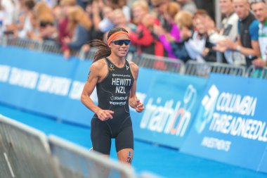 Andrea Hewitt (Nzl) mutlu kadın ITU Triathl bitirmek