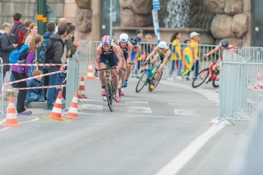 Alistair Brownlee (Gbr) th bisiklet bir grup önünde