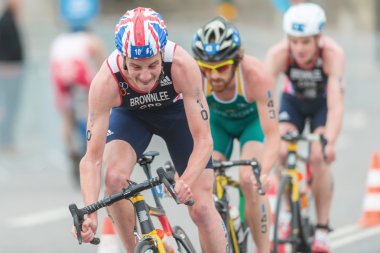 Alistair Brownlee (Gbr) th bisiklet bir grup önünde