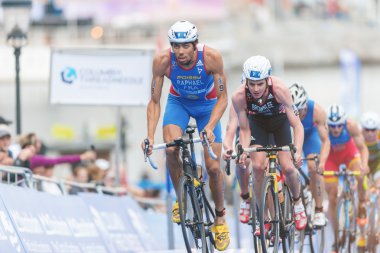 Aurelien Raphael (Fra) cycl Jonathan Brownlee önünde