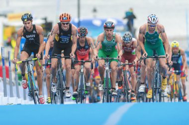 Mens Itu Triathl de kovalayan peleton bisikletçiler grubu