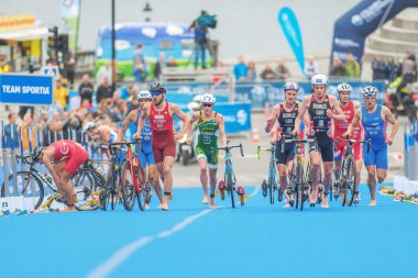 Jonathan ve Alistair Brownlee (Gbr) runnin geçiş