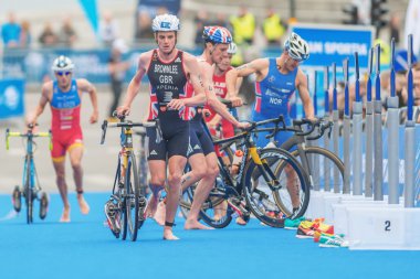 Jonathan ve Alistair Brownlee (Gbr) runnin geçiş