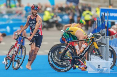 Adam Bowden (Gbr) geçiş standında bisikletini pacing
