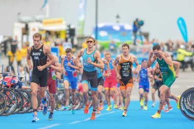 Mens Itu Tr'de koşmaya geçişte renkli koşucular