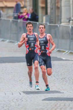 Eski şehir cobblestones çalışan Brownlee kardeşler bir