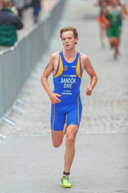 Gabriel Sandor th eski şehirde parke taşları çalışan